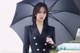 杨紫又穿西装连体裤凹造型，瘦了之后自信满满，又美又飒让人羡慕图片