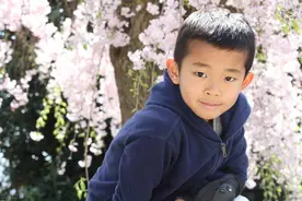 孩子的“胆识”，取决于父母，可用三种方法，让他变“勇敢”图片