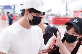 张檬和男友金圣恩现身机场，两人穿搭一白一黑，两个小辫子很显小图片