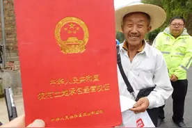 土地承包再延30年，年轻农民没有地，去世老人是否永远承包地？图片