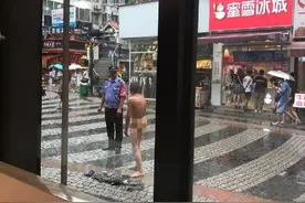 辣眼睛！桂林正阳步行街一男子突发脱光衣服图片