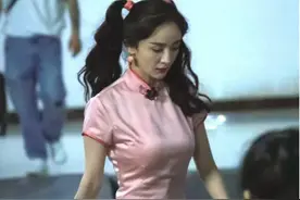 杨幂上新节目被指颜值下降，穿紧身旗袍秀凹凸身材，大玩下衣失踪图片