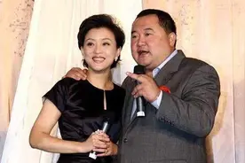 杨澜罕见与老公同框，一袭黑色连衣裙配黑丝，终于明白啥是高级美图片