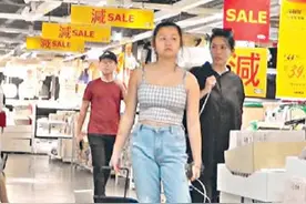 邱淑贞二女儿晒近照！偏爱无袖衫配短裤，胳膊感觉比姐姐的粗多了图片