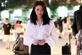 路人镜头下高圆圆美爆了，白衬衫配开叉包臀裙，被“迷”住了图片