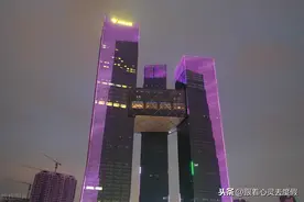 南京首家奢华型酒店，高368米，是世界最高的三塔连体大楼图片