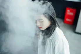 幸福是你已经做好了孤独终老的准备，那个人却穿过人海，为你而来图片