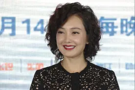 牛莉终于也翻车了，穿黑色镂空连衣裙配泡面头，显老10岁不止图片