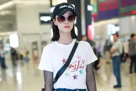 蓝盈莹罕见机场翻车，穿渔网打底衫配白T恤，双手像“猪蹄子”图片