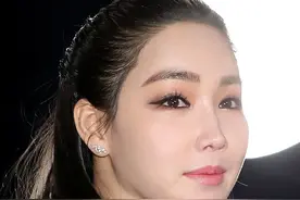 李宥利近照 看起来真是胖了不少图片