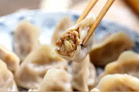 猪肉白菜饺子馅怎样调才好吃？这一步很关键，做好了不破皮不露馅图片