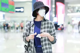 “华妃”蒋欣现身机场，以往华丽的打扮，这一次格纹衬衫很简约图片