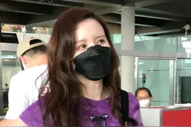 张萌也太会穿了，紫色短款上衣搭配黑色休闲裤，时尚又洒脱图片
