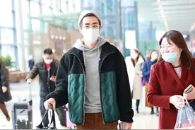 杨玏穿拼接羊羔绒外套搭配灯芯绒裤子，戴眼镜针织帽帅气斯文图片