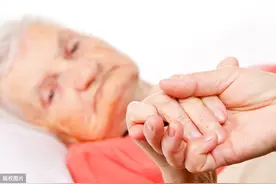 久病床前无孝子？他带着瘫痪母亲到学习，一边照顾她一边教书图片