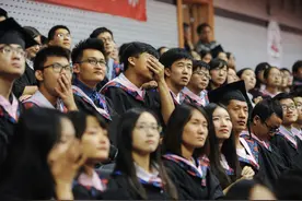 24岁男子穿拖鞋面试，面试官：出去！杭州小伙淡定回答面试官羞愧图片