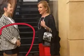 吉娜怀孕后首次露面，令人羡慕的“蚂蚁腰”不见，外套难掩腹部图片