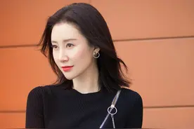 舒畅又穿火了一种搭配，叫“上紧下松，肚脐开洞”，新潮又时髦！图片