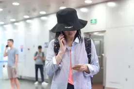胡可低调休闲出行，条纹衬衫搭配运动短裤，秀出大长腿图片