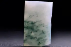 一块飘花翡翠片料雕刻朝佛之心牌子的过程图片