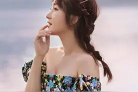 又一不老女神诞生！50岁杨钰莹穿碎花裙搭鱼尾辫，看着像少女图片