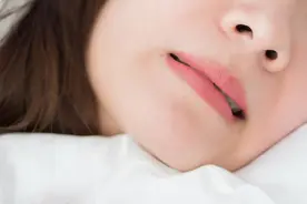 睡觉时总磨牙是怎么回事，难道肚子里真的有蛔虫？看完你就清楚了图片