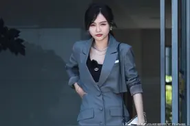 街拍：吴宣仪穿灰色西装裙搭马丁靴，时尚造型尽显性感苗条图片