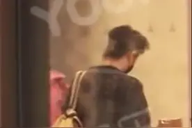王菲女儿窦靖童近照曝光，穿绿蛇皮裤太新潮！大口啃汉堡抽饭后烟图片
