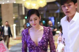 韩国媳妇秋瓷炫真敢穿，裙摆开叉快短到腿根，这颜色常人难hold住图片