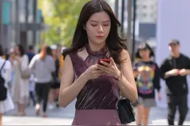 女人40岁一枝花，姐姐高贵紫打扮，只有老男人能欣赏吧图片