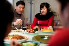 “初二别回娘家，你走了谁做饭？”新媳妇的反击，让婆婆丢尽脸面图片