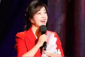 刘晓庆“逆龄”现身颁奖，谦卑表白观众，一个角色令观众终生难忘图片