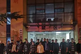 嚣张！西安12名"黄牛"在车管所附近公然倒卖分数，被依法行政拘留图片