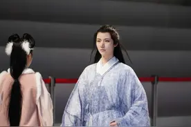 小说：女子女扮男装举止惹眼，跟踪发现她竟是我失踪多年的心上人图片