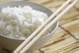 煮米饭，不要直接加水下锅，牢记2个技巧，米饭香软，粒粒分明图片