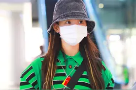 杨超越学生妹style太迷人 穿大码POLO衫玩“下衣失踪”，抢镜图片