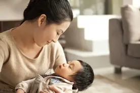 当了11个月的未婚妈妈，她仿佛耗尽了一生的精力图片