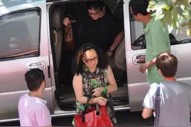 刘欢妻子太接地气，穿红绿印花裙搭打底裤，和普通大妈没差别图片