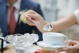 东北人实在怪，“冬喝凉水吃冰块”。难道他们不怕得病吗图片