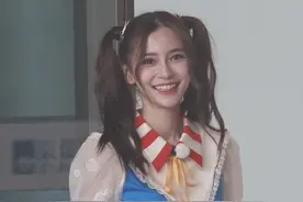 angelbaby扎马尾巴化身“小丑”现身，可爱又伶俐惹人爱图片