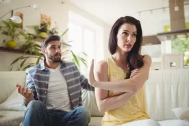 夫妻一吵架就冷战，分床，谁对谁错真的重要吗？图片