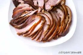 11种香料的组合，加上卤烤熏三道工序，这秘制肘子能不香吗图片