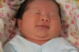 新生儿出生后，四种人不能第一个抱他，再喜欢抱孩子也要避讳图片