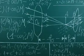 那些躲被窝假装打卡的同学：放纵的假期，开学的鸿沟图片