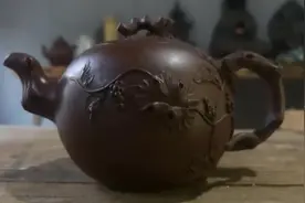 大匠！她和顾景舟齐名，并称紫砂七老！蒋蓉：松鼠葡萄掇球壶图片