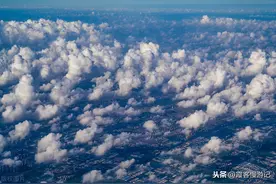 震撼！飞机视角带你看上海城天空大片“棉花糖”云彩悬在半空图片