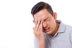 跟家人生气吵了一架后，他右眼几乎失明！眼科专家发出提醒图片