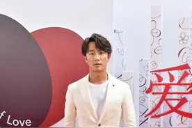 黄轩一身西装现身活动，白色的西装干净帅气，一种成熟稳重的帅图片