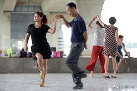一位60岁舞蹈老师坦言：教了20年跳舞，见识了太多的悲欢离合图片