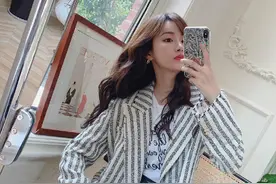 陈赫老婆张子萱不愧是模特出身，条纹外套配长裤，清新时尚又养眼图片